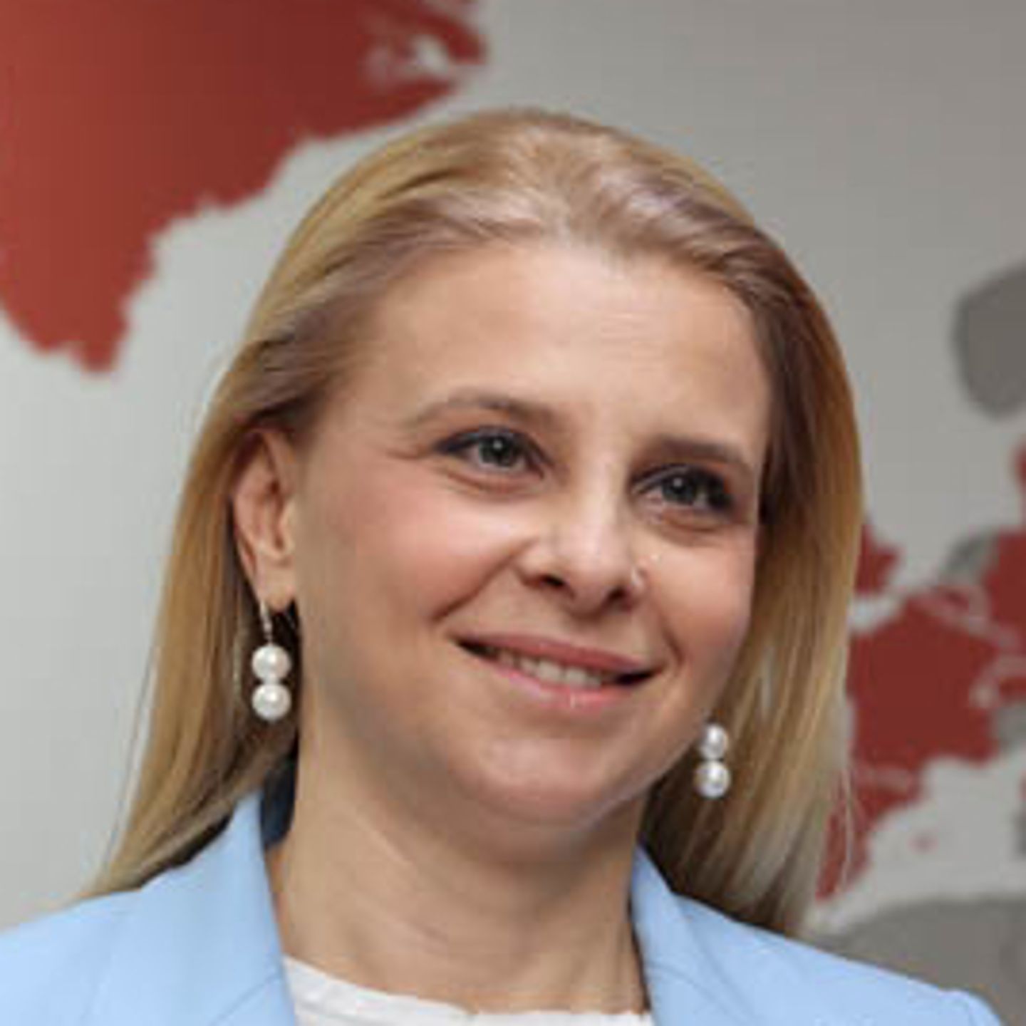Катерина Бошевска, извршен директор на ЕОС Северна Македонија, стои пред светската мапа
