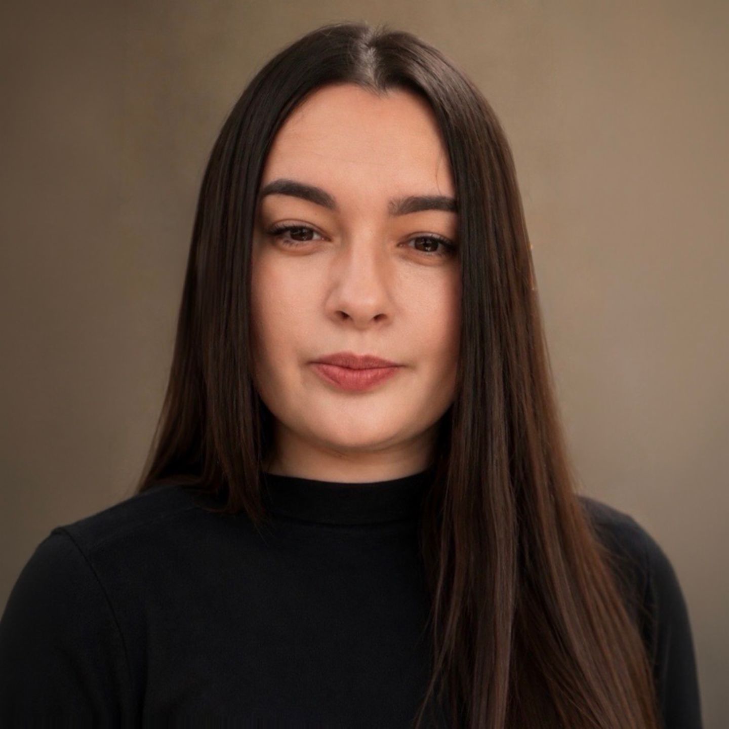 Daniela Moaca, Senior Manager IT во EOS Romania, портретна фотографија со темен пуловер со висока јака.