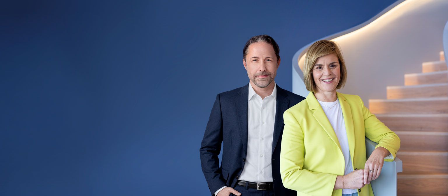 Сликата ги прикажува Marwin Ramcke, CEO на EOS Group, и д-р Eva Griewel, CFO на EOS Group, заедно.
