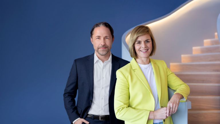 Сликата ги прикажува Marwin Ramcke, CEO на EOS Group, и д-р Eva Griewel, CFO на EOS Group, заедно.