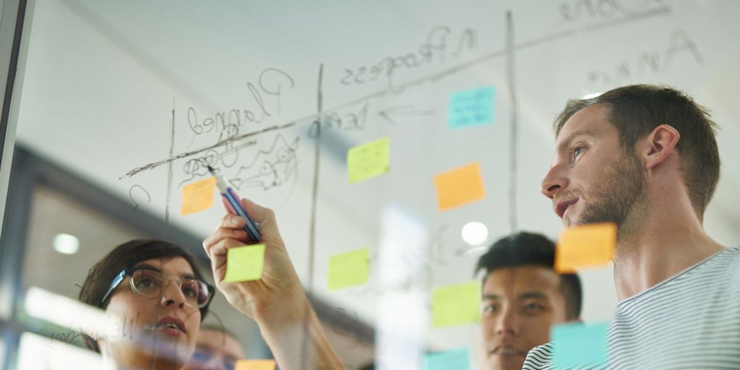 For the EOS Group agile software developtment is more than a buzzword. With the data-driven platform FX, the software development teams of EOS are challenged in use agile methods to create the daily business. 