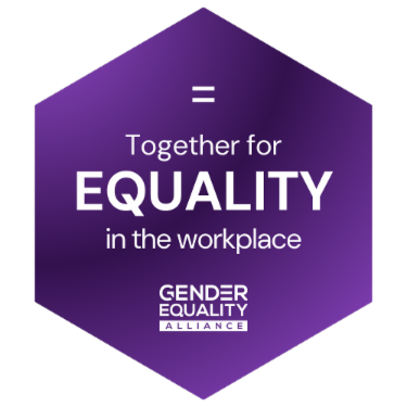 Логото на Алијансата за родова еднаквост: виолетова шестоаголна емблема со текстот "Заедно за ЕДНАКВОСТ на работното место"