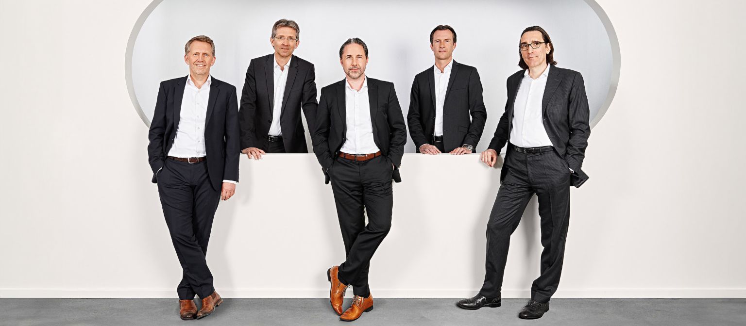 Групната фотографија ги прикажува управните директори на EOS (од лево кон десно) Андреас Кроп (Германија), Јустус Хекинг-Велтман (Финансии), Марвин Рамке (извршен директор), Карстен Тидоу, (Источна Европа) и Др. Андреас Вициг, (Западна Европа).