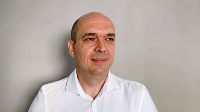 Лицето на сликата е Кристиан Мусат, управниот директор на EOS International BVG и „мозокот“ на проектот Kollecto+.