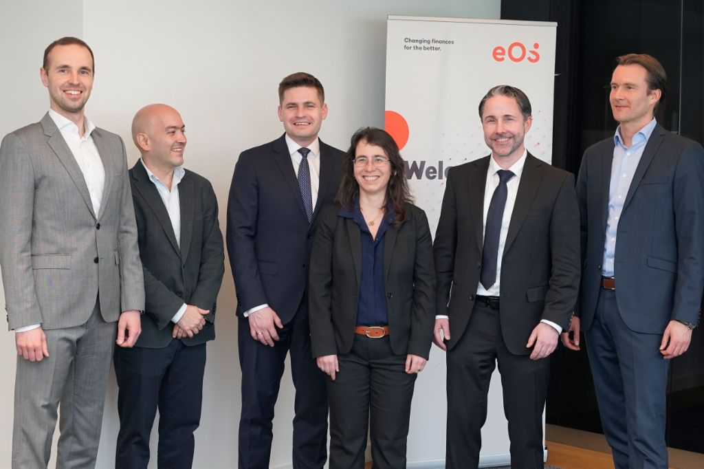 Претставници на IFC ја посетија EOS во Хамбург за да ја прослават соработката на полскиот пазар и да ја потврдат посветеноста на одржливите инвестиции (од лево кон десно: Борис Драјчик, главен директор за инвестиции и технологија во EOS Полска, Маркос Гомез Сиера, специјалист за индустрија - инвестирање во проблематични средства во IFC - Меѓународна финансиска корпорација, Дариуш Петинка, генерален директор на EOS Полска, Ариане ди Иорио, глобален раководител на инвестиции во проблематични средства во IFC, Марвин Рамке, извршен директор на групацијата EOS, Карстен Тидов, генерален директор на групацијата EOS, одговорен за регионот Источна Европа)