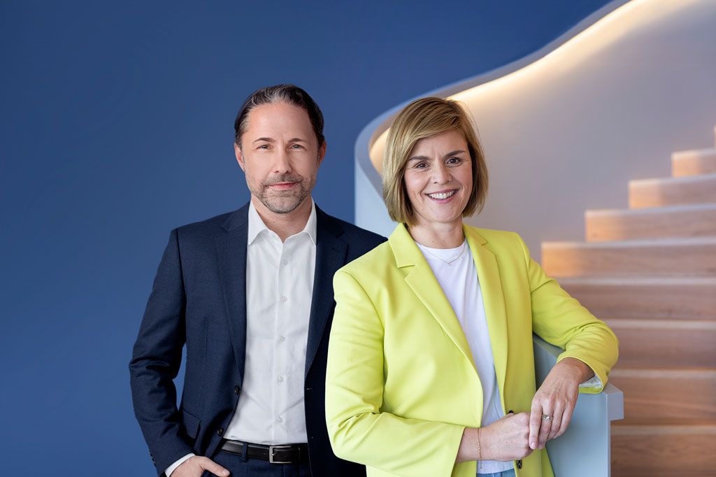 Сликата ги прикажува Marwin Ramcke, CEO на EOS Group, и д-р Eva Griewel, CFO на EOS Group, заедно.