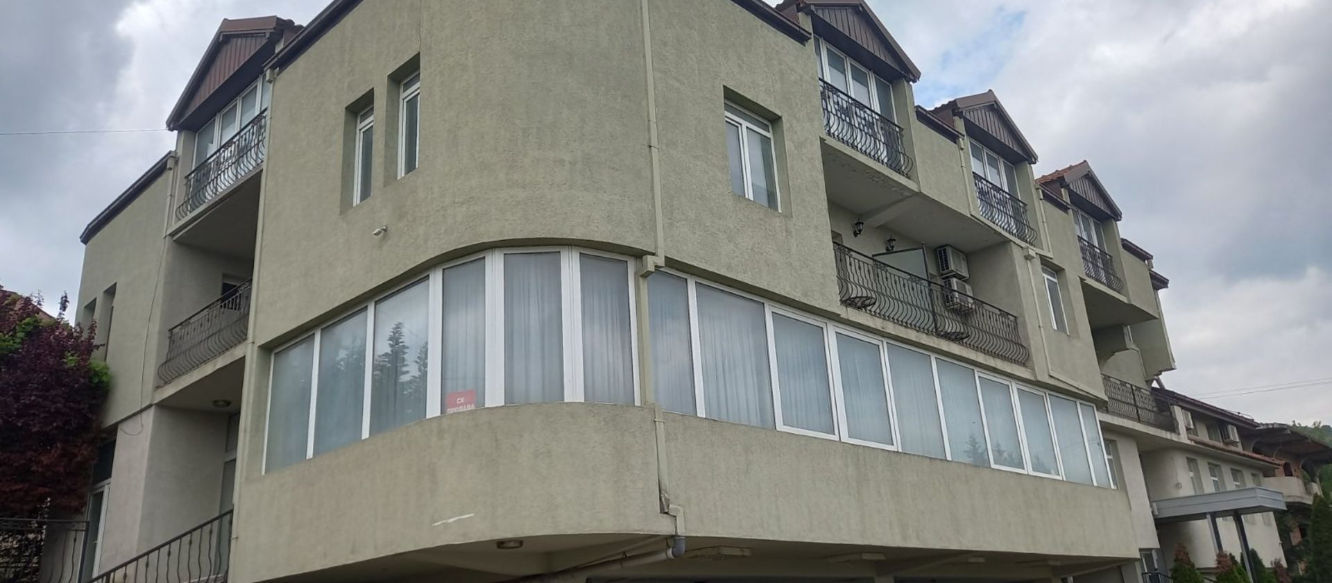City, Urban, Building, High-Rise, Apartment-Building, Condo, Housing, Person, Lamp, Bay-Window