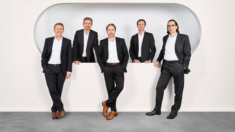 Групната фотографија ги прикажува управните директори на EOS (од лево кон десно) Андреас Кроп (Германија), Јустус Хекинг-Велтман (Финансии), Марвин Рамке (извршен директор), Карстен Тидоу, (Источна Европа) и Др. Андреас Вициг, (Западна Европа).