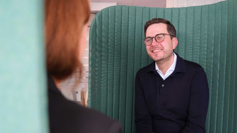 Откуп на долг: маж во канцеларија