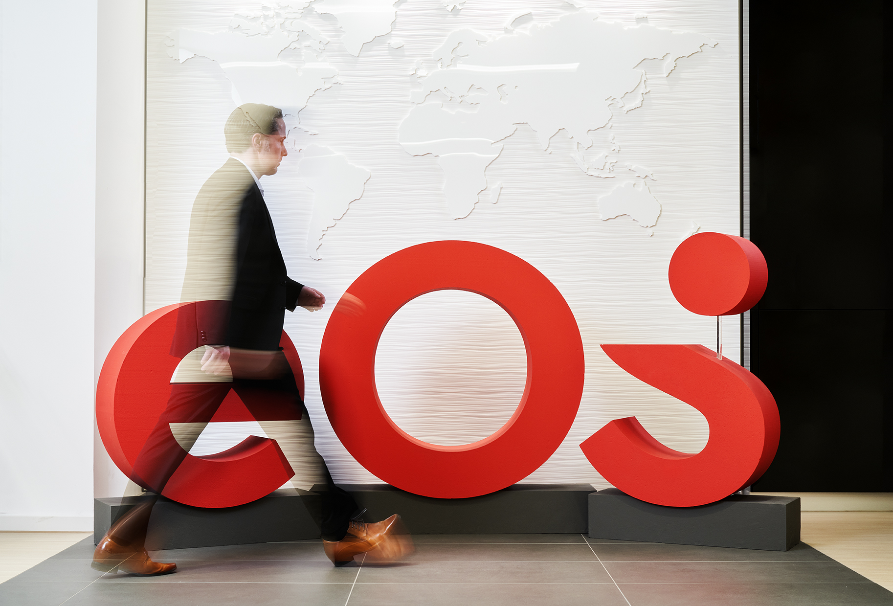 Ова е новиот бренд EOS: Новото лого го краси холот на седиштето на EOS.